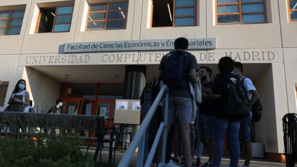 Un grupo de estudiantes a las puertas de la Facultad de Ciencias Económicas de la UCM, en Pozuelo de Alarcón (Madrid).