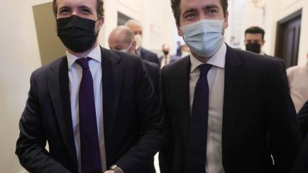 El presidente del PP, Pablo Casado (i), y el ya ex secretario general del partido, Teodoro García Egea (d)