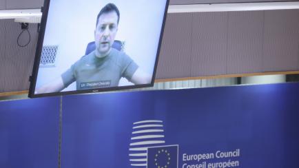 El presidente ucraniano, Volodímir Zelenski, atiende la reunión con los líderes de la Unión Europea vía videoconferencia.B
