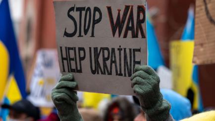 Un manifestante sujeta una pancarta pidiendo el fin de la guerra y la ayuda a Ucrania en una protesta en Nueva York el 24 de febrero de 2022.