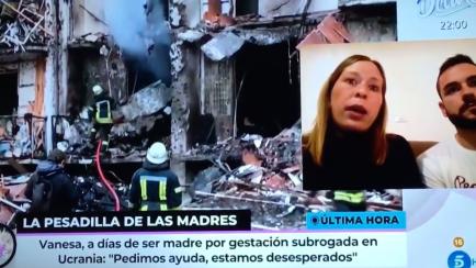 Vanesa, una madre por gestación subrogada, en 'Ya son las ocho' (Telecinco).