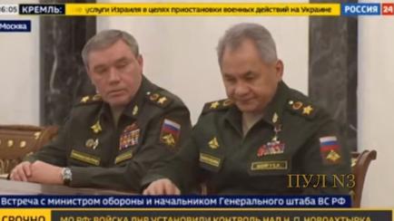 El ministro de Defensa ruso, Serguéi Shoigú, a la derecha, reacciona a las órdenes de Putin.