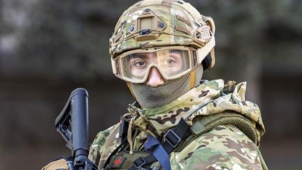 Un soldado ucraniano protege una instalación en Kiev