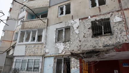 Edificio dañado después de un ataque ruso en Jarkov.