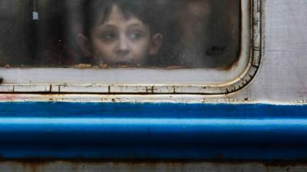 Un niño ucraniano huye en entren hacia Polonia.