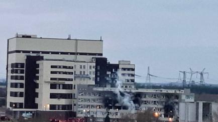 Vista del edificio administrativo de la central nuclear de Zaporiyia que ha resultado dañado tras el ataque ruso.