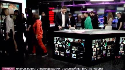Miembros de la televisión rusa TV Rain abandonan los estudios tras suspender las emisiones.