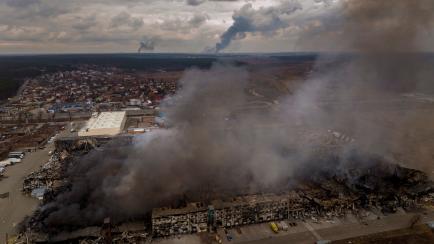 Una fábrica y una tienda arden tras ser bombardeadas el domingo 6 de marzo de 2022 en Irpin, a las afueras de Kiev.