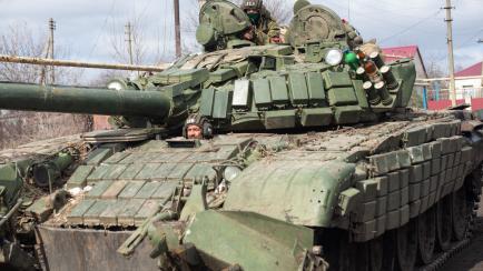Separatistas prorrusos avanzando desde un tanque en el frente de Donetsk (Donbás).