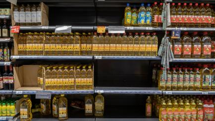Estantería de aceites de girasol un supermercado en Barcelona este lunes 7 de marzo.
