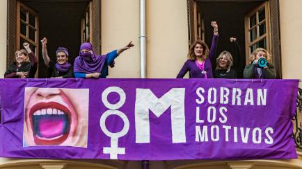 Mujeres tras una pancarta por el Día de la Mujer en el 8-M en Madrid.