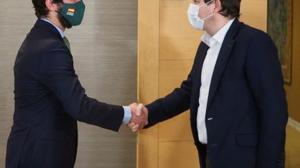 El candidato de Vox, Juan García-Gallardo (izda.) y Alfonso Fernández Mañueco se saludan antes de una reunión para negociar tras las elecciones