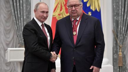 El presidente ruso junto a Alisher Usmanov, oligarca con el que mantiene un estrecho vínculo