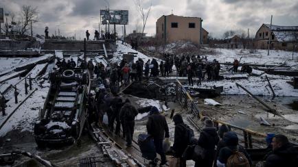 Ucranianos huyendo de Irpin, a las afueras de Kiev.