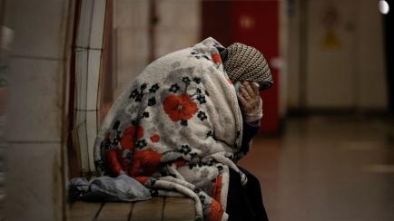 Una anciana se protege de las bombas en una estación de metro de Kiev, el 8 de marzo pasado.