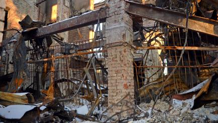 Uno, de tantos, edificios destrozados por las bombas en Járkov