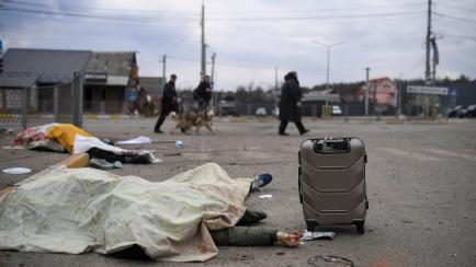 Varios civiles yacen tras ser atacados mientras intentaban huir de Irpín, en las afueras de Kiev