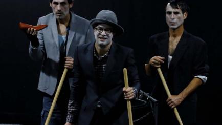 Los protagonistas de 'Los despiertos' en escena.
