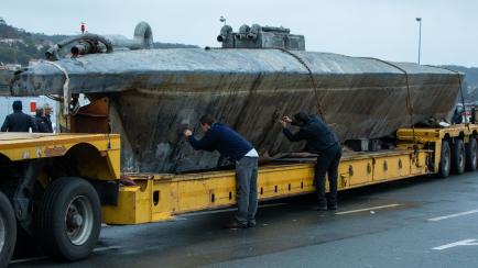El narcosubmarino, tras ser reflotado y llevado a puerto en Cangas do Morrazo (Pontevedra).