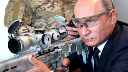 Vladimir Putin toma el rifle de un francotirador en una feria de armas en Moscú, en septiembre de 2018. 