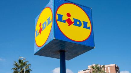 Cartel con el logotipo de Lidl en un supermercado de Alicante.