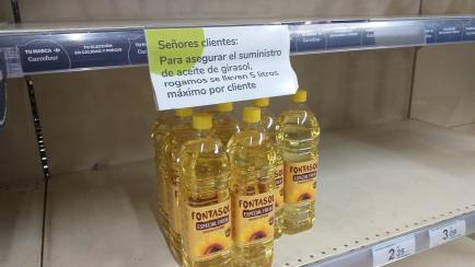 Cartel en un supermercado donde ruegan no comprar más de 5 litros de aceite de girasol por persona para garantizar el suministro.