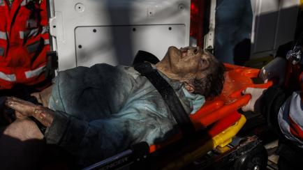 Un anciano herido es rescatado tras un bombardeo en Kiev