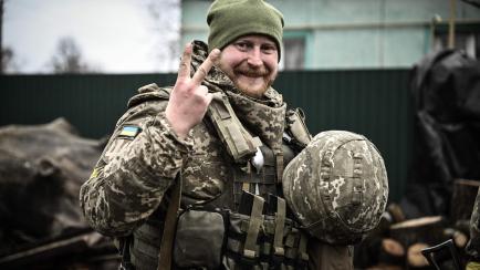 Un soldado ucraniano hace el signo de la victoria desde el frente contra los rusos, en el norte de Kiev, el pasado 3 de marzo. 