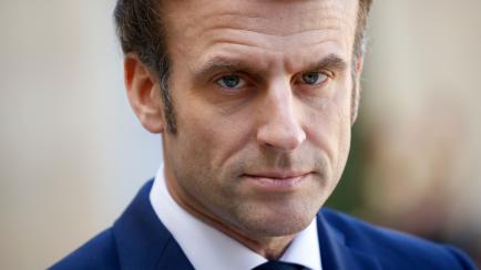 Emmanuel Macron, mirando a cámara.