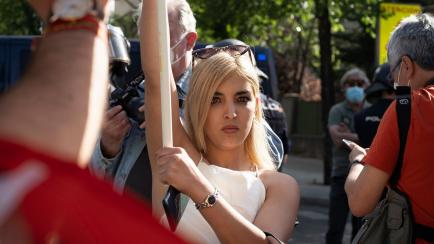 Isabel Peralta, el pasado mayo, durante una protesta de ultraderecha ante la embajada de Marruecos en Madrid. 