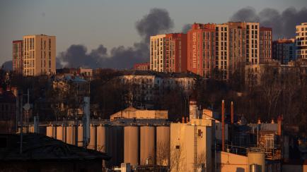 El humo de los ataques rusos sobre las casas de Leópolis.