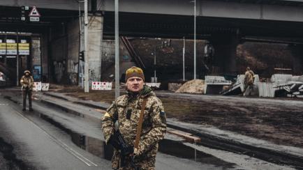 Un miliciano ucraniano controla una carretera en Kiev.