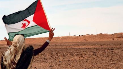 Una mujer sujeta la bandera de Sáhara Occidental