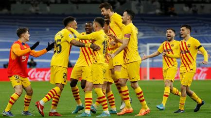 Los jugadores del FC Barcelona celebran el cuarto gol del equipo marcado por Pierre-Emeryck Aubameyang.