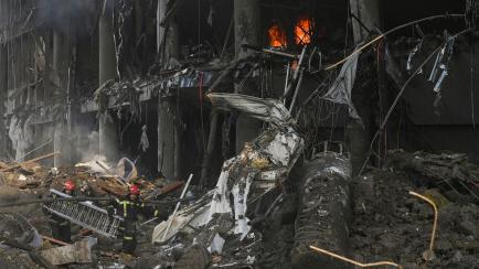 El centro comercial de Kiev destrozado por el bombardeo ruso este lunes