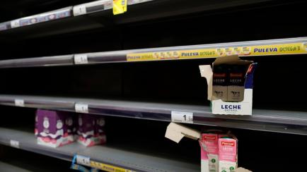 Pasillos y baldas vacías, una imagen que empieza a ser habitual en numerosos supermercados de España