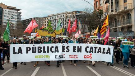 Manifestantes este miércoles forman parte de la huelga estudiantil y docente contra la sentencia del 25% de castellano en las aulas catalanas.