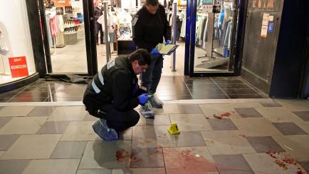 La policía israelí inspecciona la escena del ataque fuera de un centro comercial en la ciudad sureña de Beersheba, este martes.