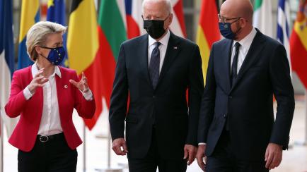 Ursula von der Leyen y Charles Michel escoltan a Joe Biden el pasado 15 de junio, durante un encuentro UE-EEUU en Bruselas.
