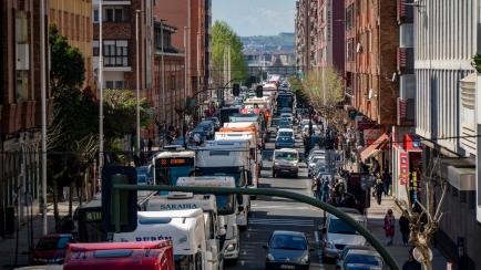 Los pequeños transportistas han colapsado en la mañana de este jueves con sus camiones algunas de las calles del centro de Santander