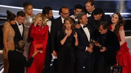 El elenco de 'CODA', celebrando el Oscar a la Mejor película.