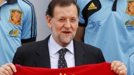 Rajoy, con una camiseta de España con su nombre en sus tiempos en La Moncloa