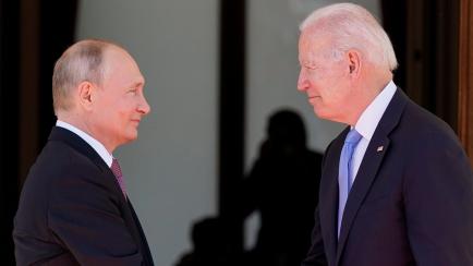 Vladimir Putin y Joe Biden se saludan el pasado junio en un encuentro Rusia-EEUU en Ginebra, Suiza. 