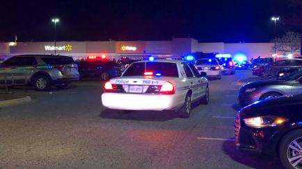 Coches de policía a las puertas del supermercado atacado en Chesapeake, esta noche. 