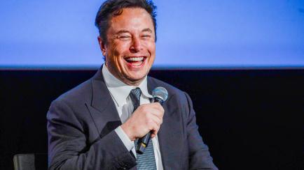Elon Musk se ríe durante un acto