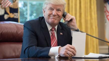 Donald Trump, al teléfono, en una imagen de archivo durante su mandato en EEUU.