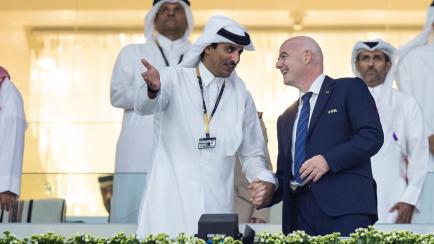 El emir de Qatar, Tamin bin Hamad Al Thani, junto al presidente de la FIFA, Gianni Infantino.