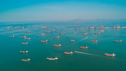 Varios barcos petroleros.