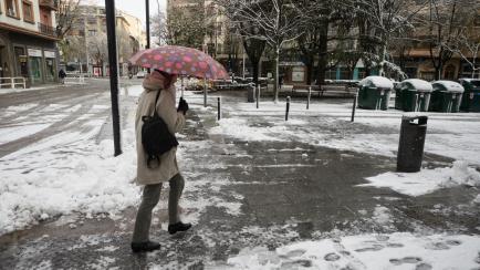 Imagen de archivo de una persona caminando en una Pamplona nevada.