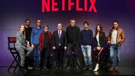 El ministro de Cultura, Miquel Iceta, con creadores de Netflix en una visita al centro de producción de la plataforma en Tres Cantos este martes. 